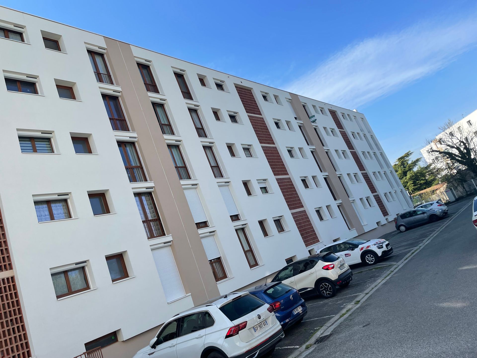 Immeuble blanc aux menuiseries remplacées