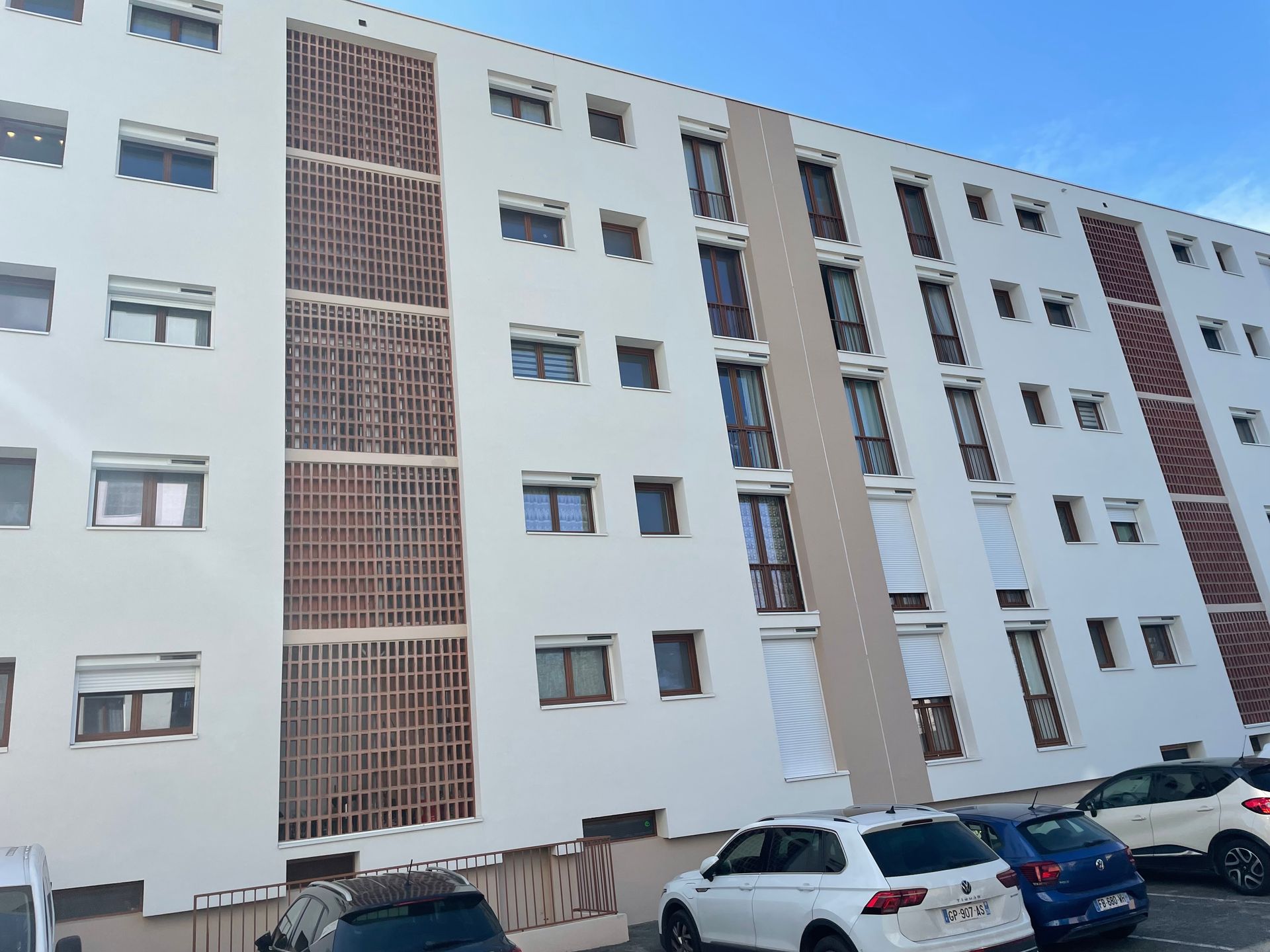 Façade d'un immeuble blanc