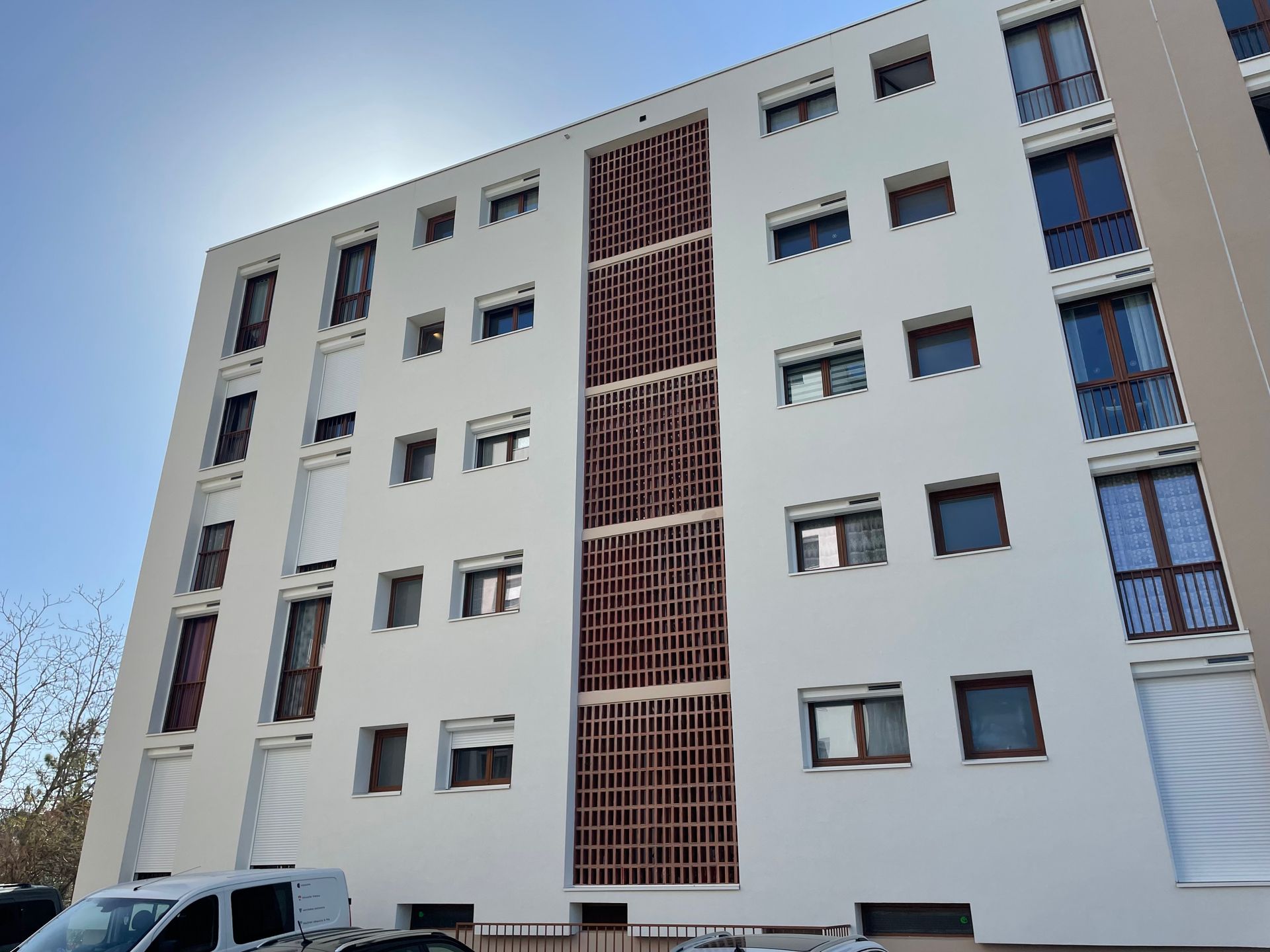 Un immeuble d'appartements blanc