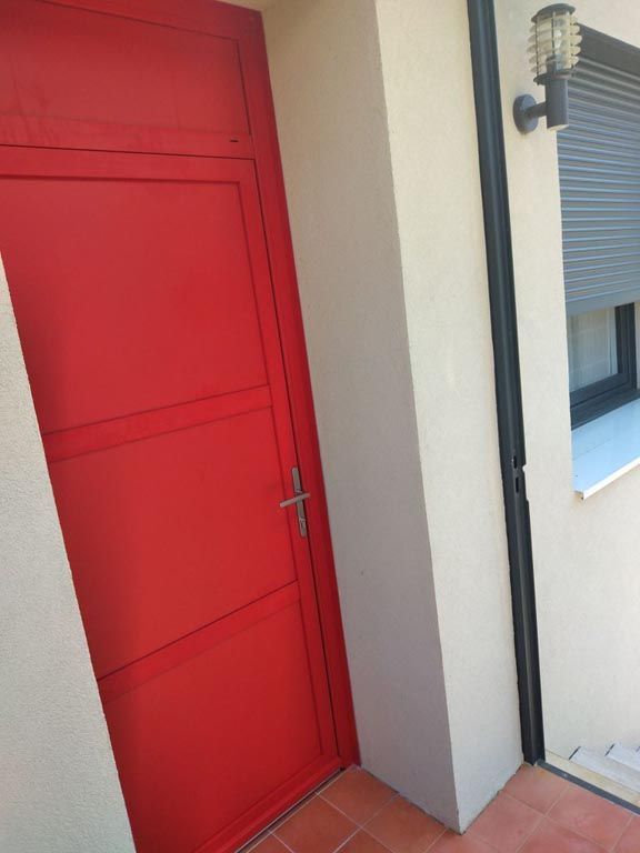 Porte d'entrée plein rouge