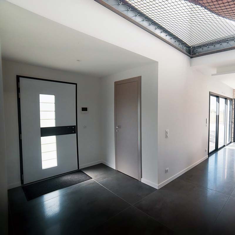 Porte d'entrée moderne gris clair