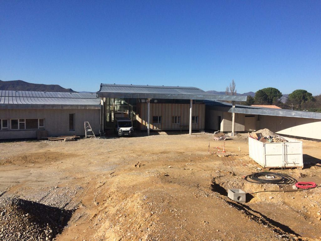 Terrassement devant bâtiment en construction