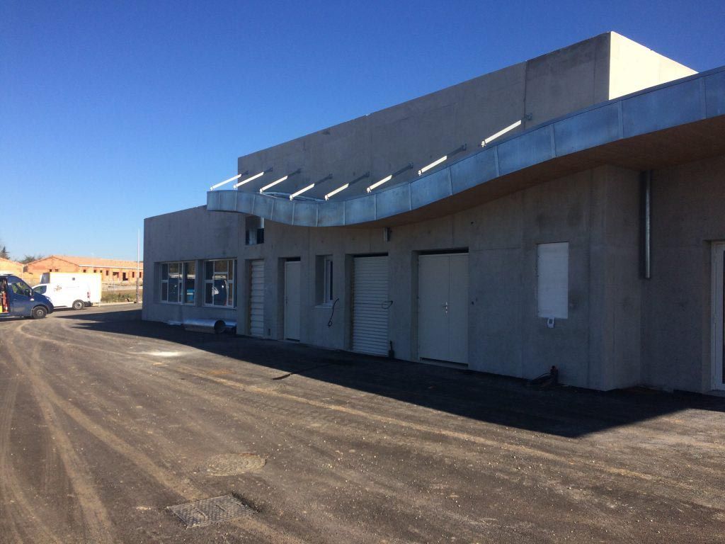 Façade en béton brut terminée