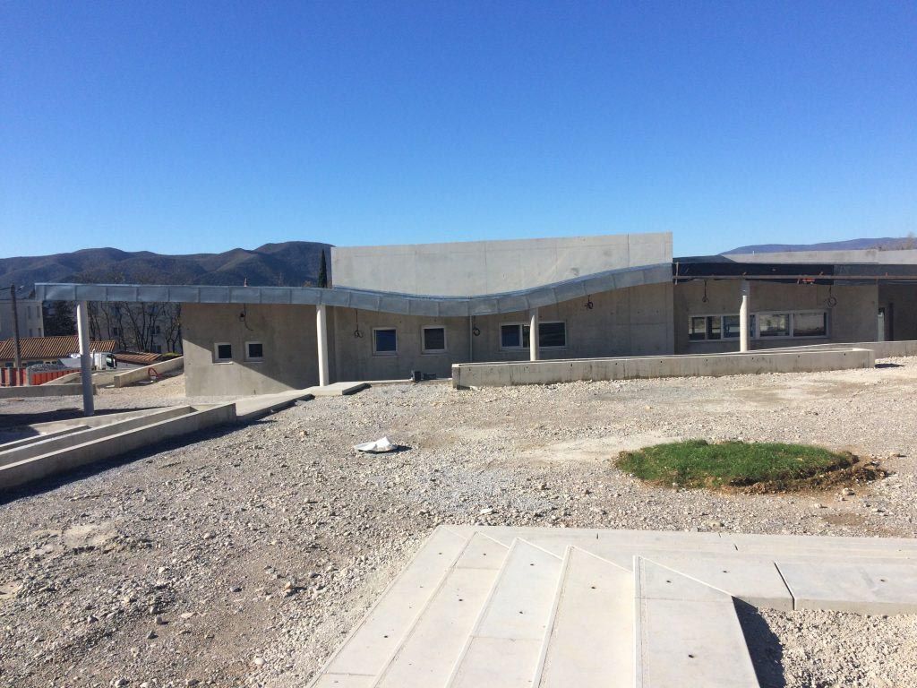 Cour intérieure avec murs en béton