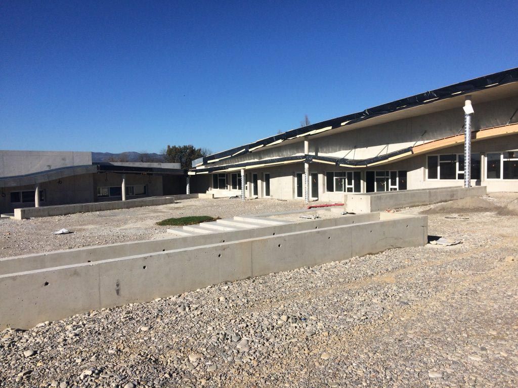 Façade latérale avec finitions en cours