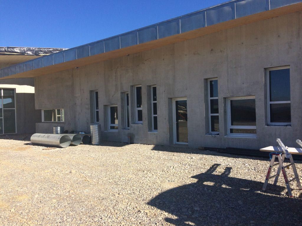 Bâtiment en construction sous ciel bleu