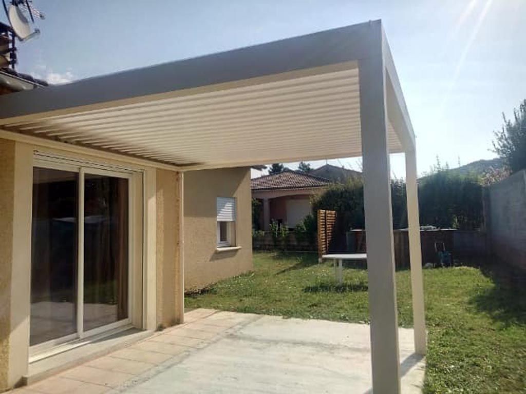 Pergola ouverte sur petite terrasse