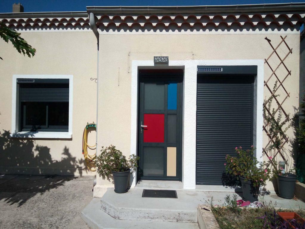 Porte entrée motifs carreaux colorés et volet roulant