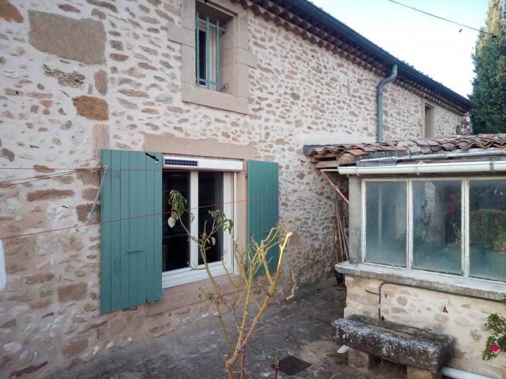 Fenêtre avec volet roulant solaire et volets battants