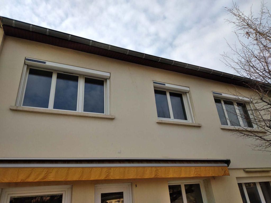 Trois volets roulants, fenêtres coulissantes