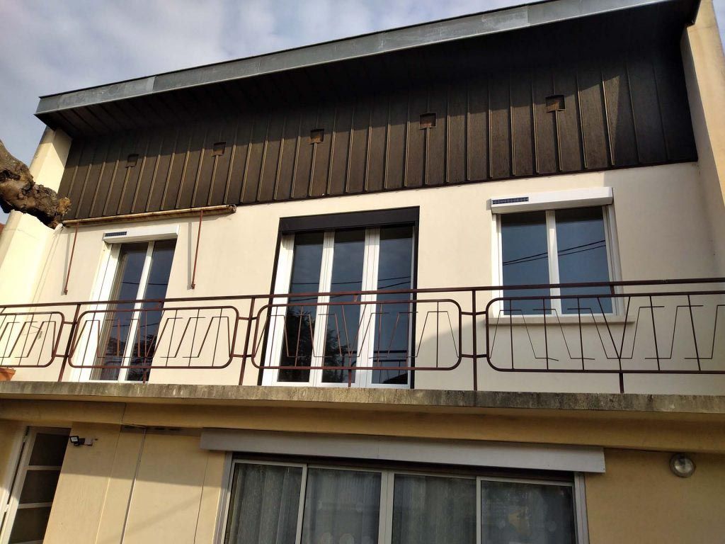 Trois volets roulants, terrasse étage