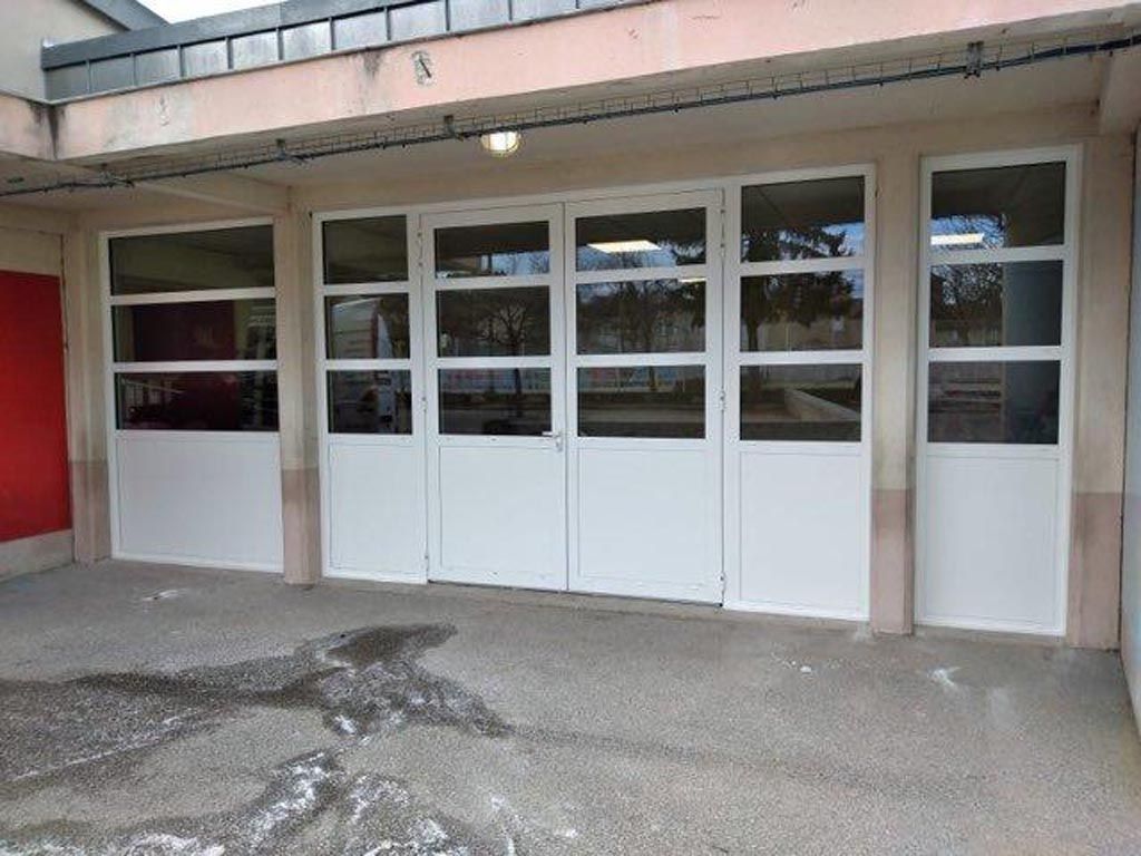 Grande salle vitrée avec vue extérieure