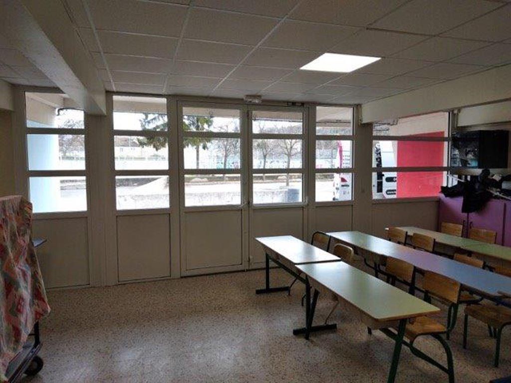 Salle de réunion avec tables