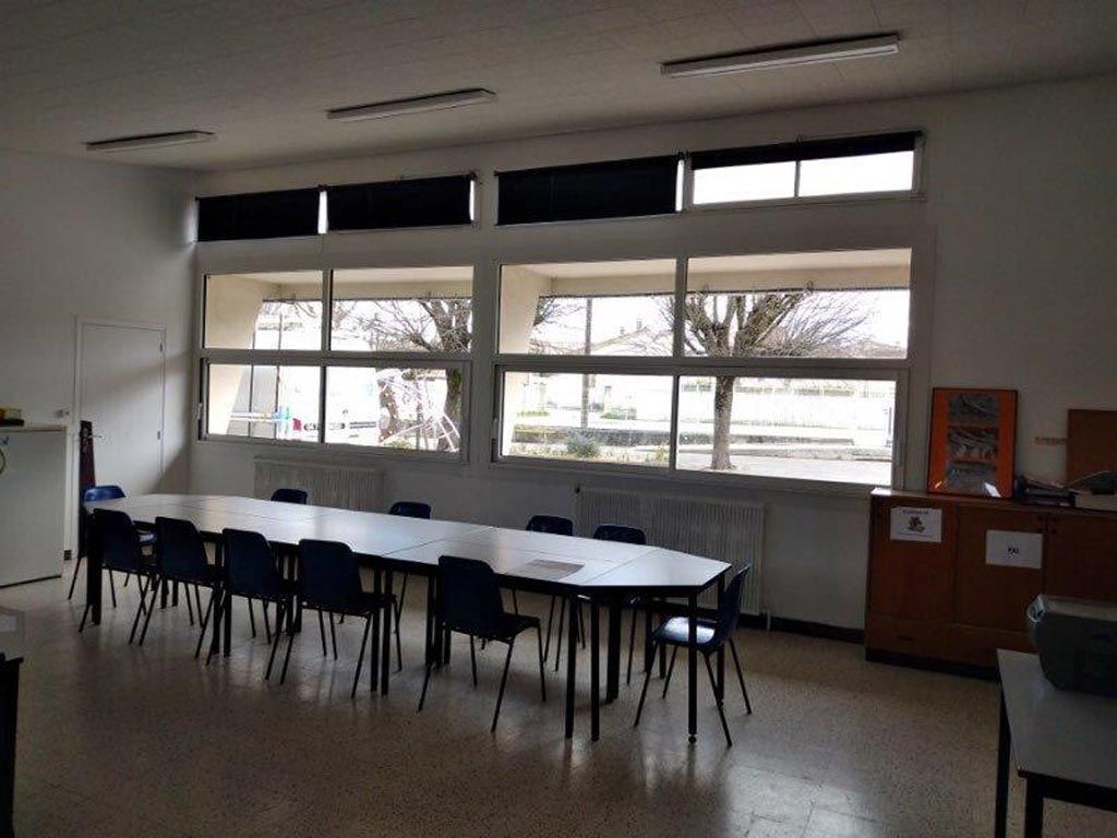 Salle de classe avec stores relevés