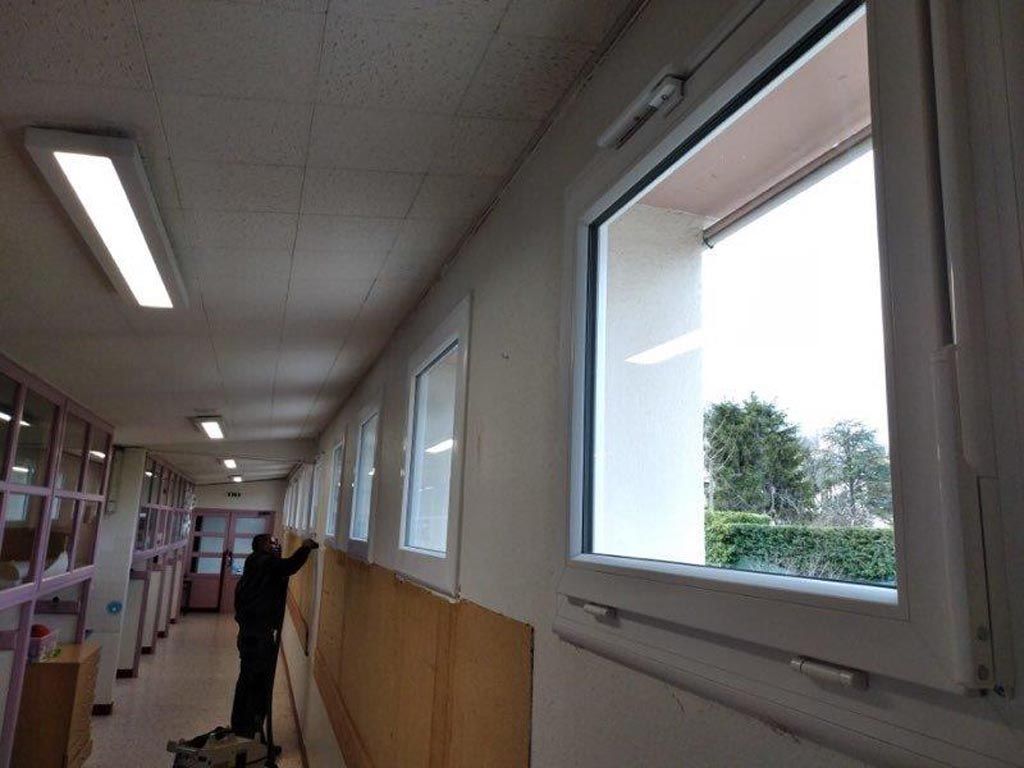 Couloir éclairé par de grandes fenêtres