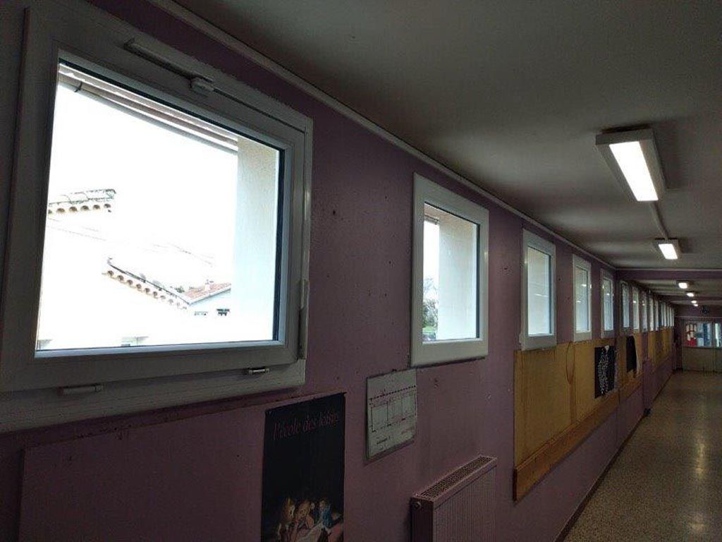 Salle de classe avec éclairage naturel