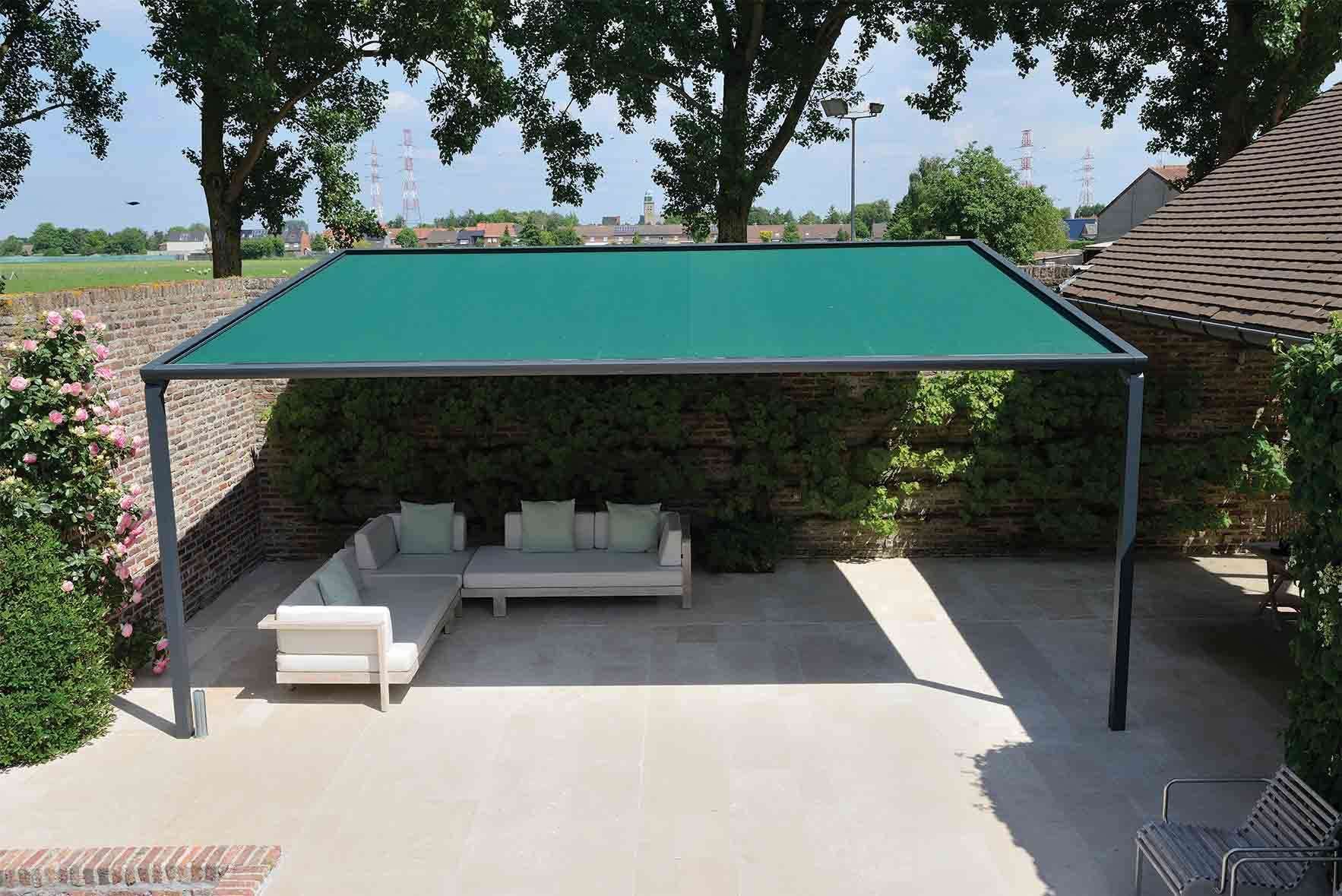 Une pergola en toile turquoise recouvre un coin salon extérieur