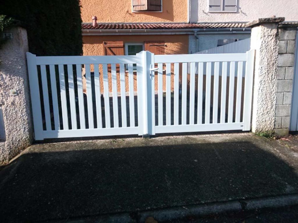 Portail blanc à lames verticales