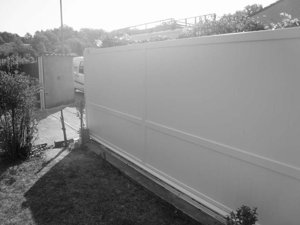 Grand portail coulissant extérieur blanc