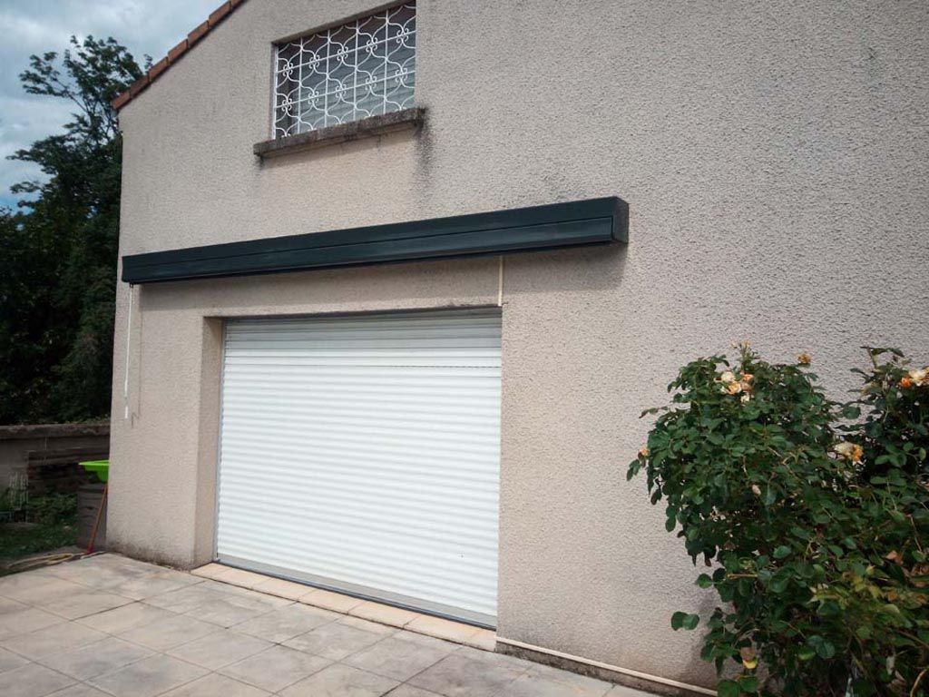 Porte sectionnelle blanche en façade