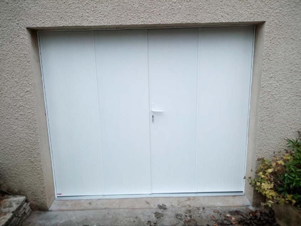 Porte de garage battante blanche