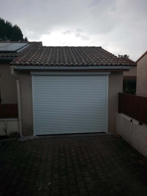 Porte de garage enroulable blanche