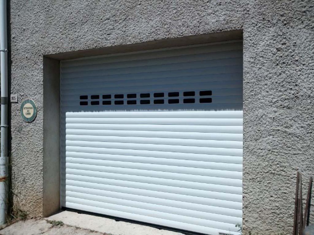 Porte sectionnelle avec hublots rectangulaires