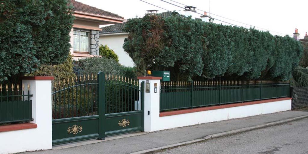 Portail motorisé vert avec digicode