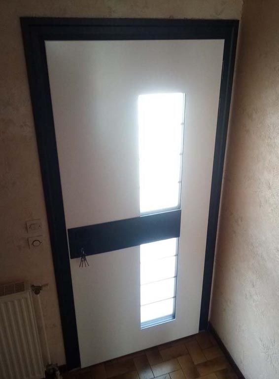 Porte d'entrée blanche vue de l'intérieur