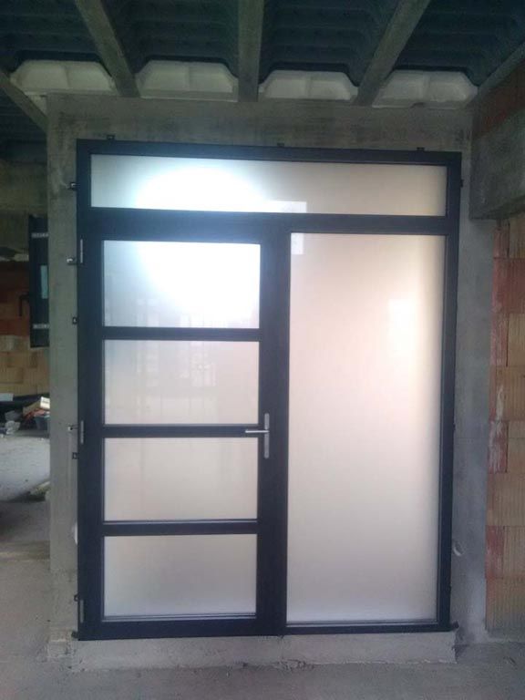 Grande porte d'entrée vitrée