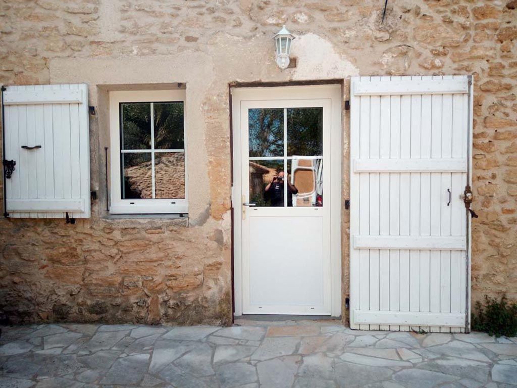 Porte d'entrée façade pierres apparente