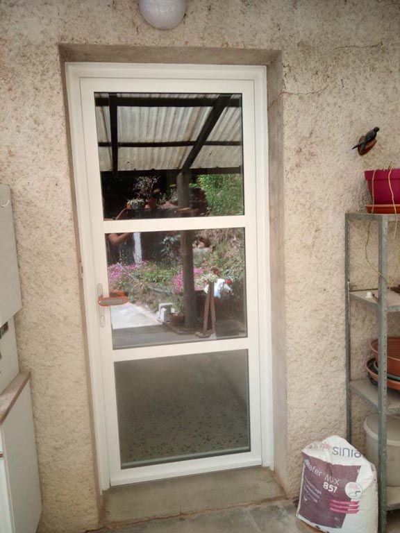 Porte d'entrée trois carreaux