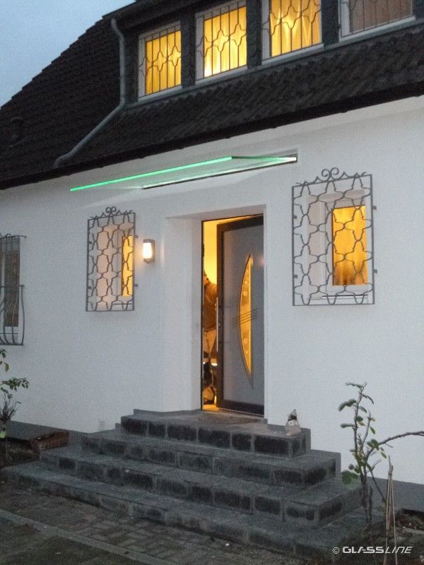 Gläsernes Vordach an einem Wohnhaus