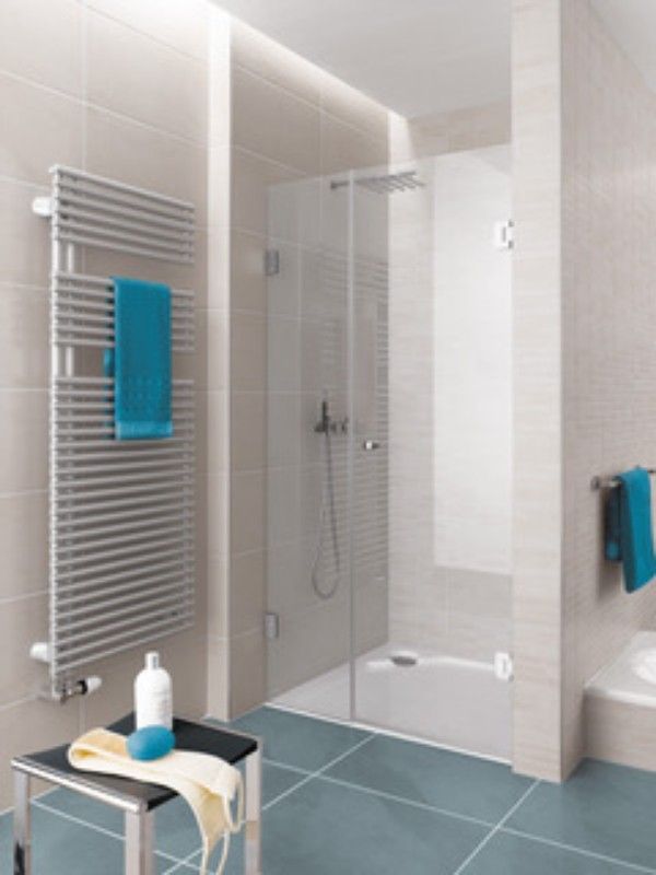 Dusche mit gläserner Tür