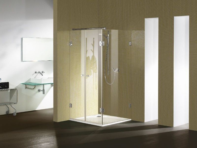 Ganzglasdusche in einem Badezimmer