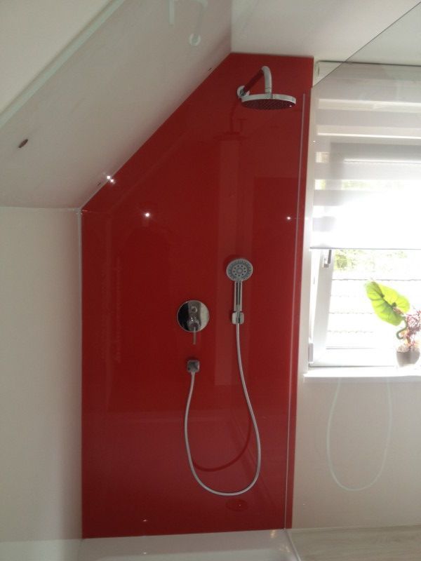 Rote Glaswand in einer Dusche