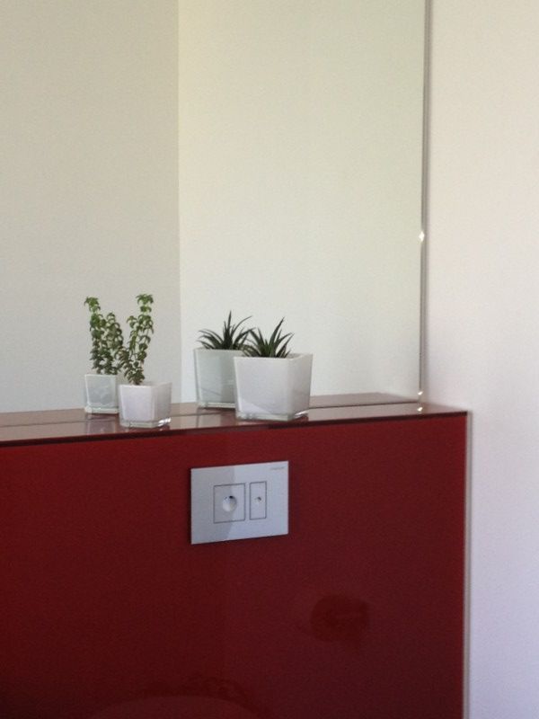 Nahaufnahme eines Amaturenbretts aus rotem Glas