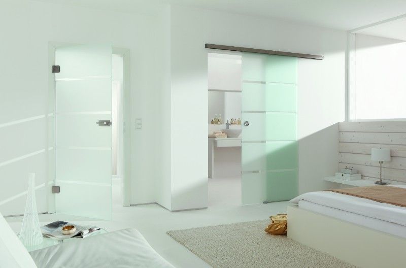 Zwei Glastüren zum Schieben in einem Wohnhaus