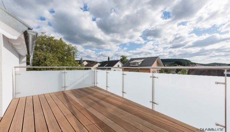 Balkon mit gläserner Brüstung