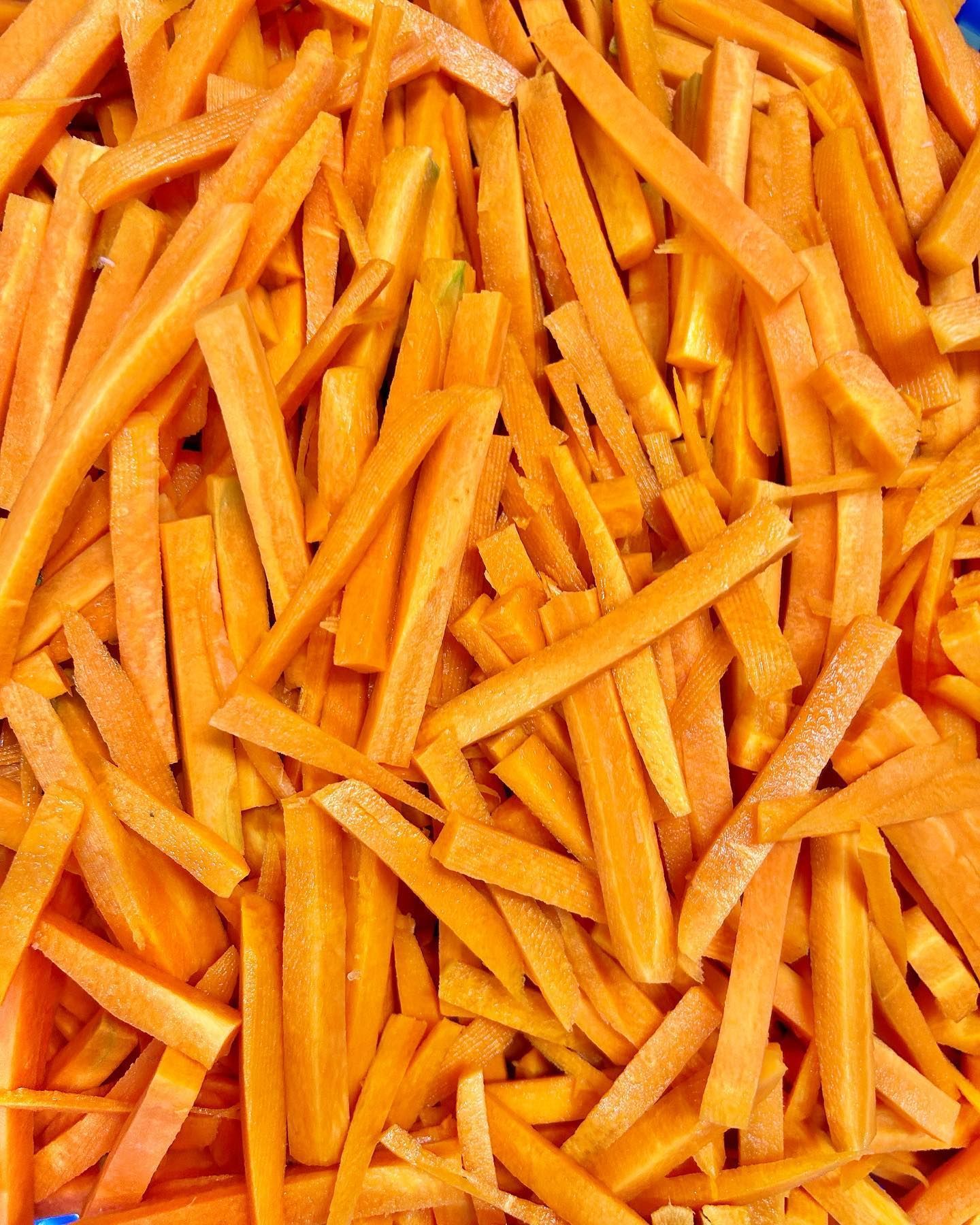 Un montón de zanahorias en rodajas que parecen papas fritas