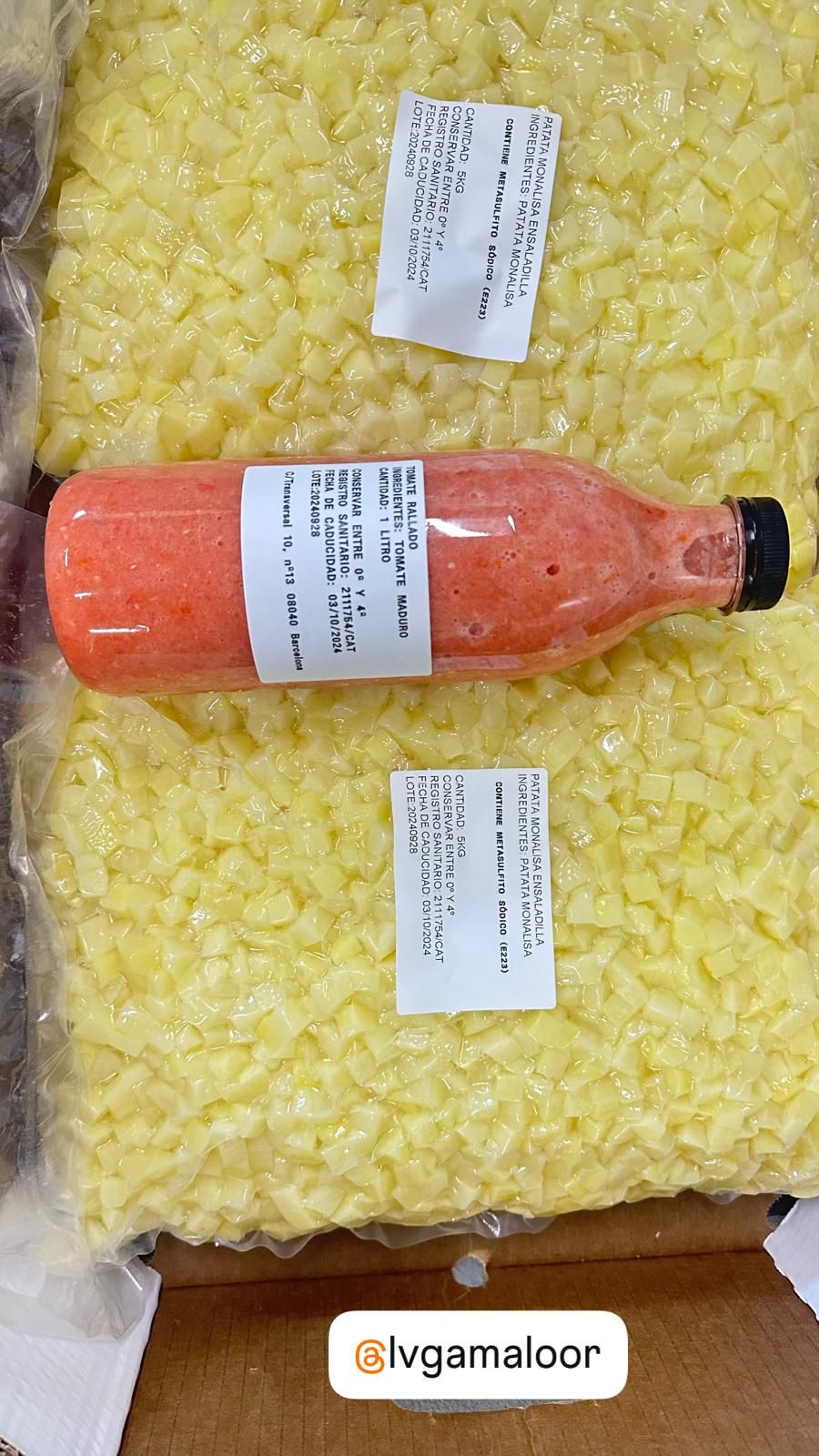 Una botella de jugo está encima de una pila de queso.