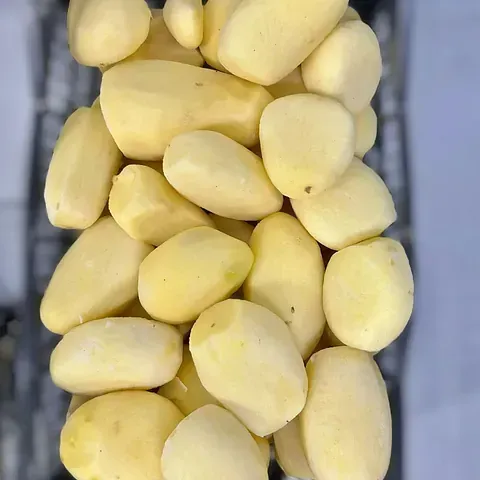 Una pila de patatas colocadas una encima de otra sobre una mesa.