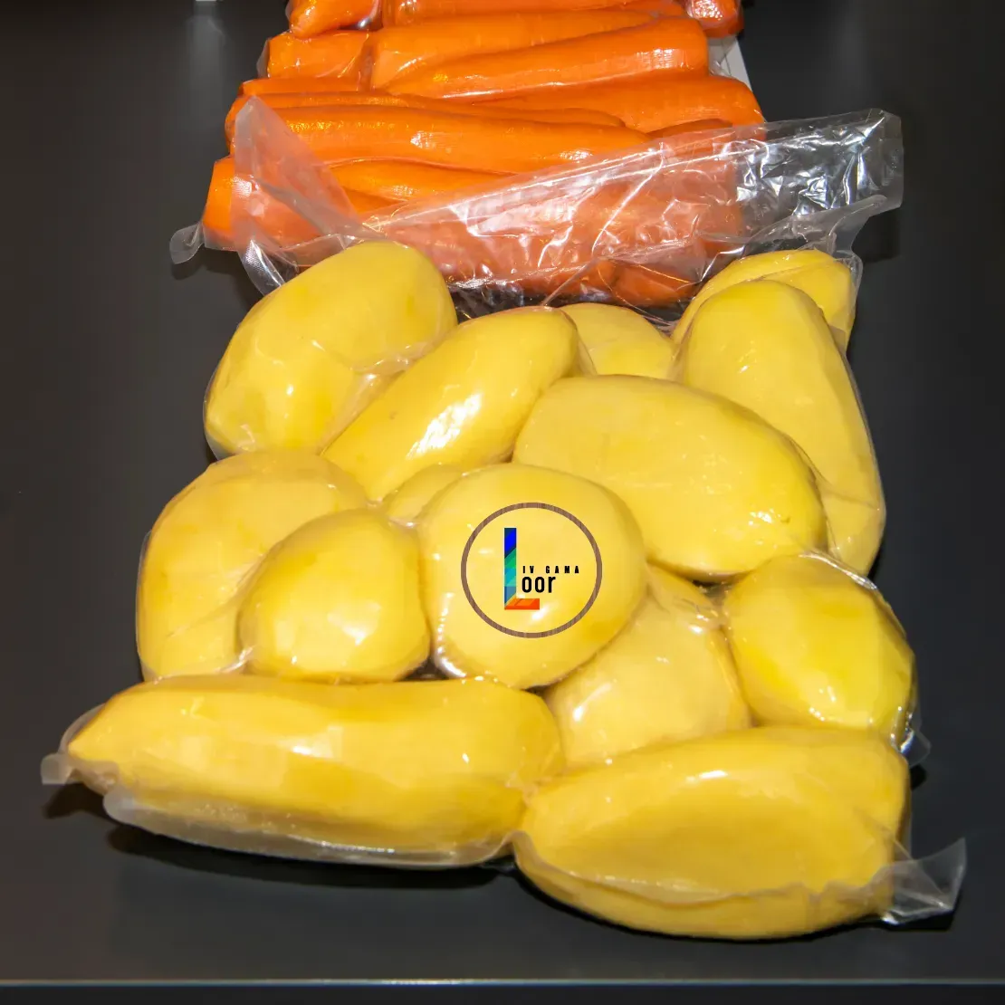 Una bolsa de patatas amarillas está al lado de una bolsa de zanahorias