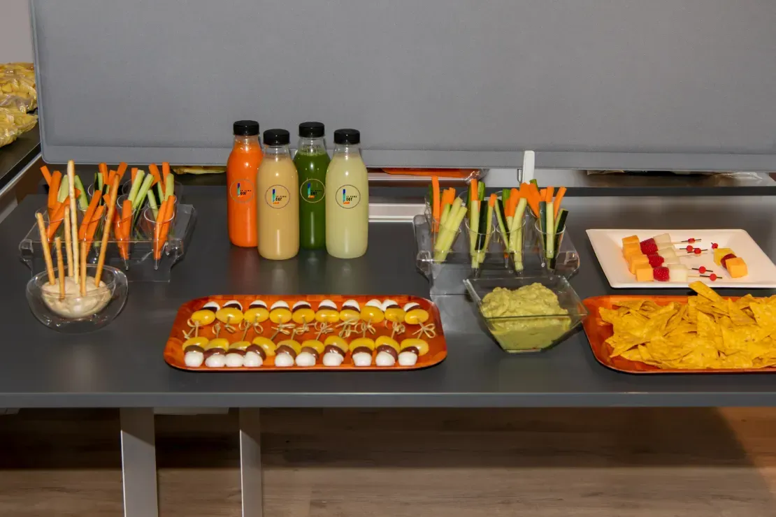 Una mesa con una variedad de comidas y bebidas.