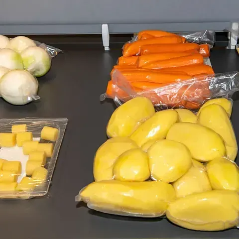 Hay una variedad de frutas y verduras en una mesa.