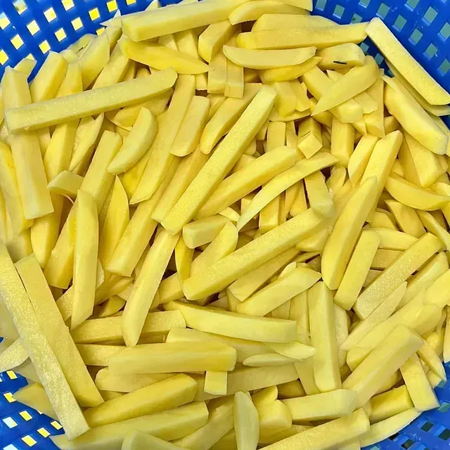 Una canasta azul llena de papas fritas amarillas