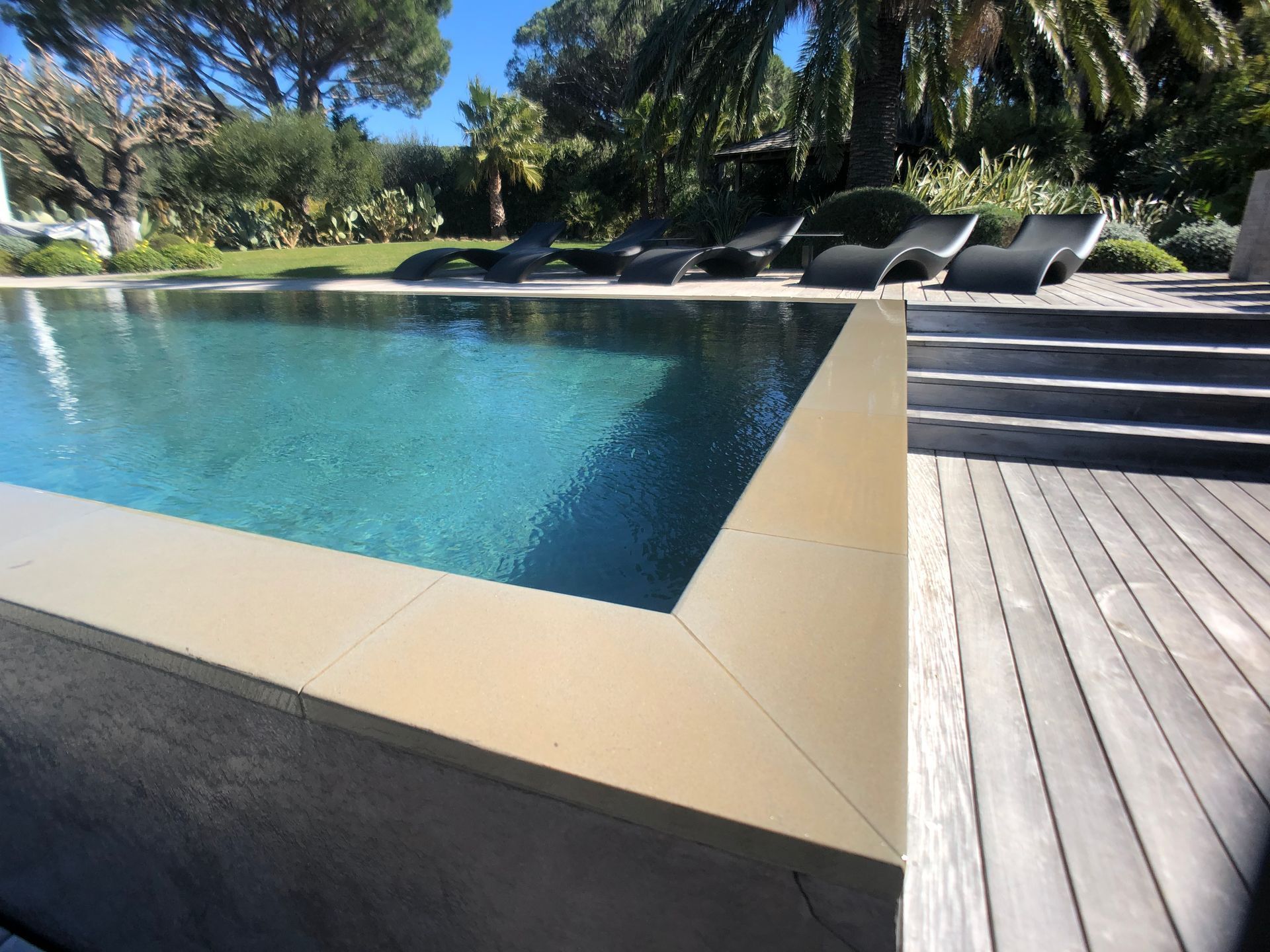 Angle d'une piscine avec vue sur un jardin