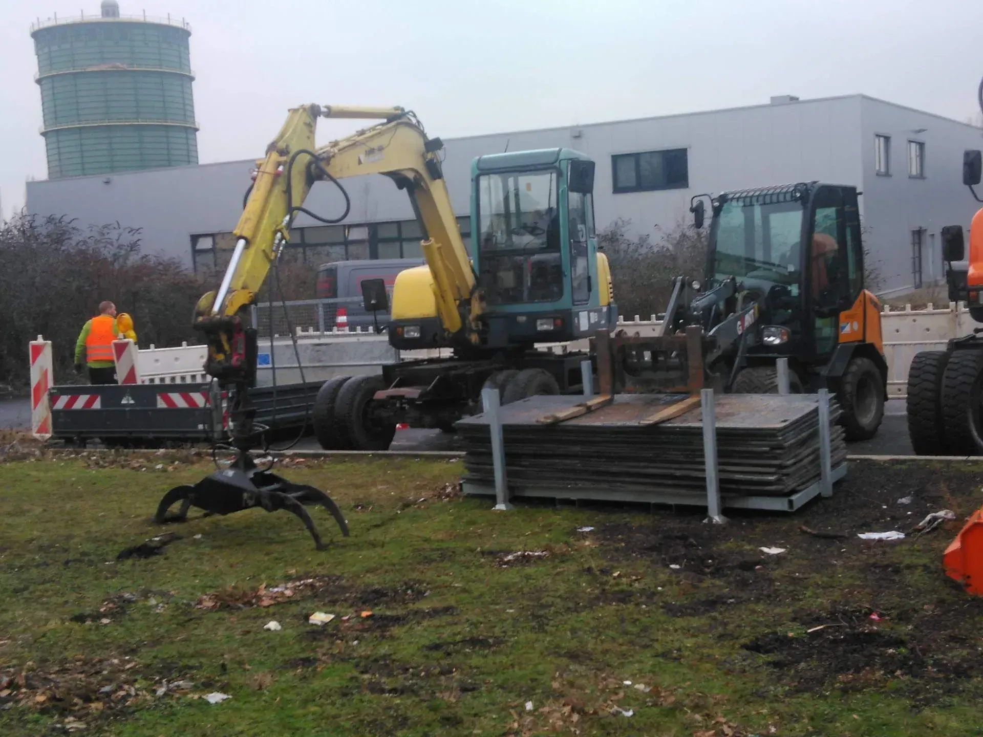 Eine Baustelle mit einem großen Gebäude im Hintergrund