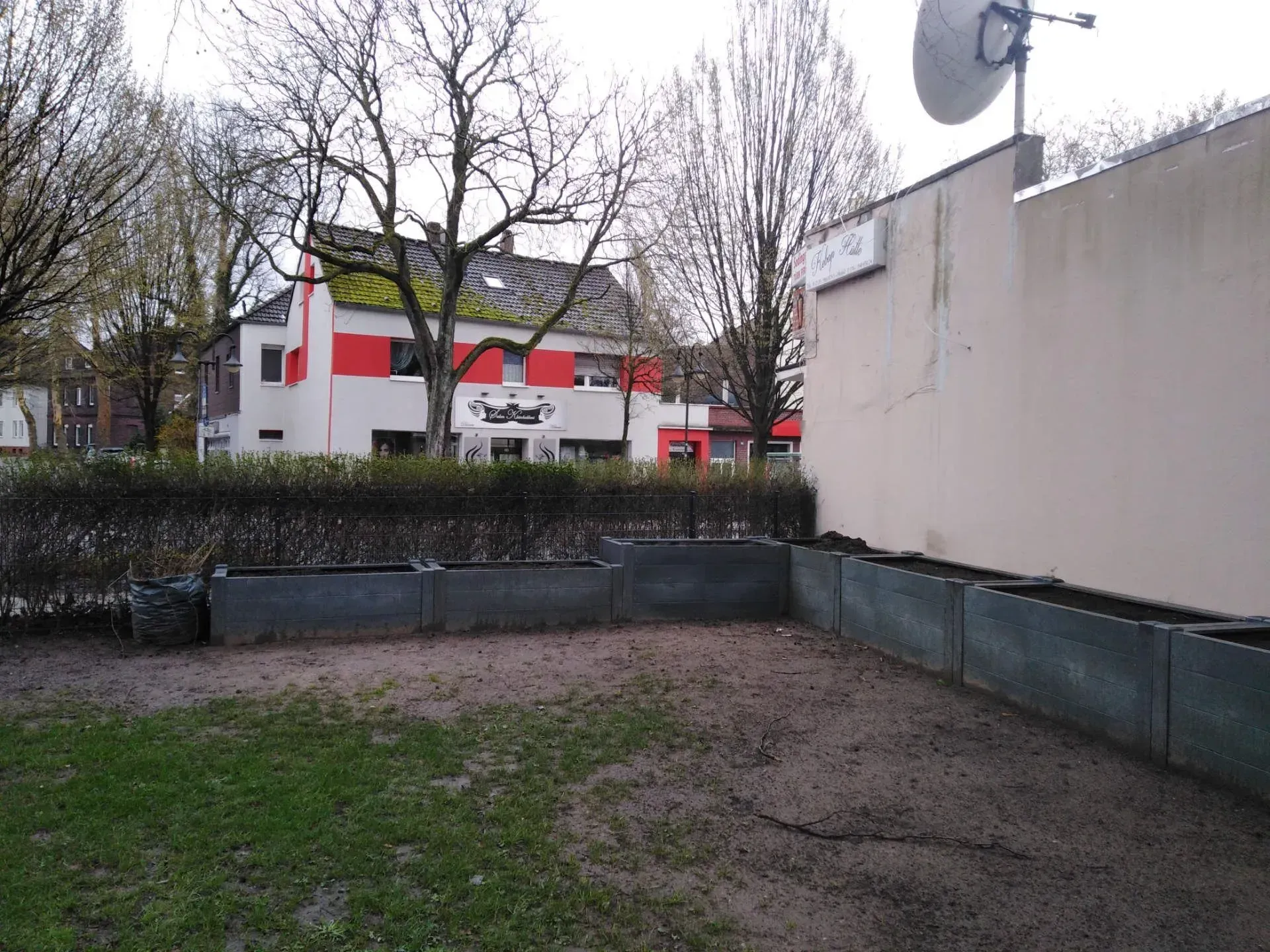 Eine Reihe von Pflanzgefäßen steht in einem Garten