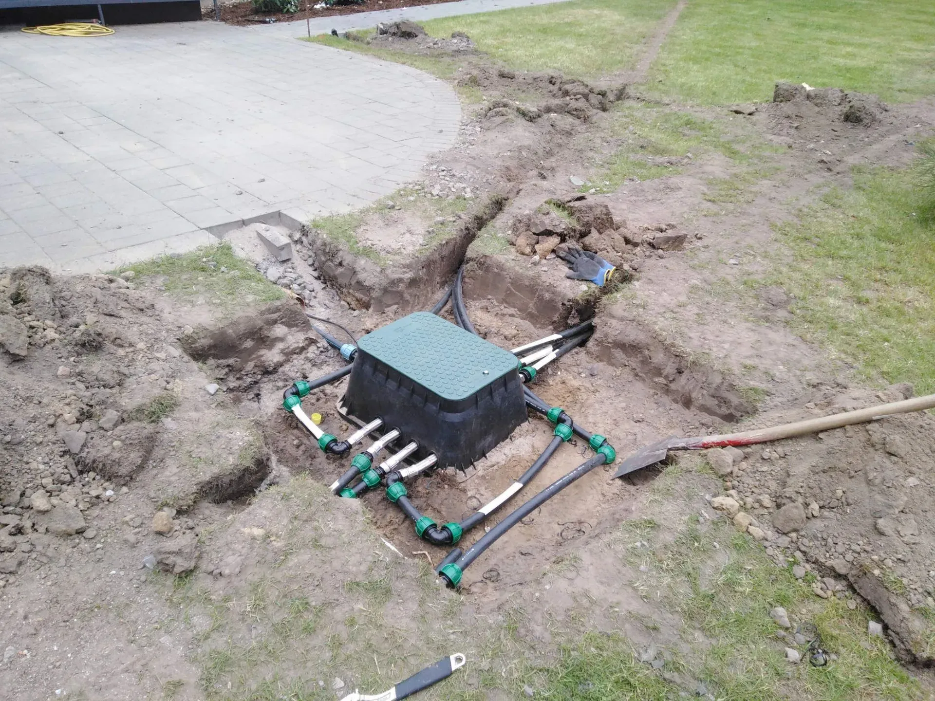 Ein Verteiler-Gerät steht in einer Mulde im Boden eingelassen zur Wasser-Verteilung